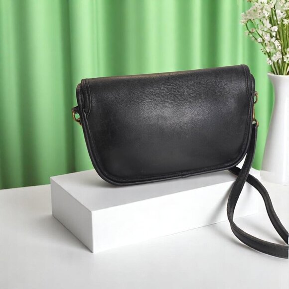 Coach Handbags - COACH Vintage Ritchie Bag Crossbody zip black
